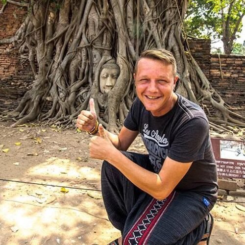 Каменная голова Будды в переплетении корней дерева в храме Ват Махатхат в Аюттхайе