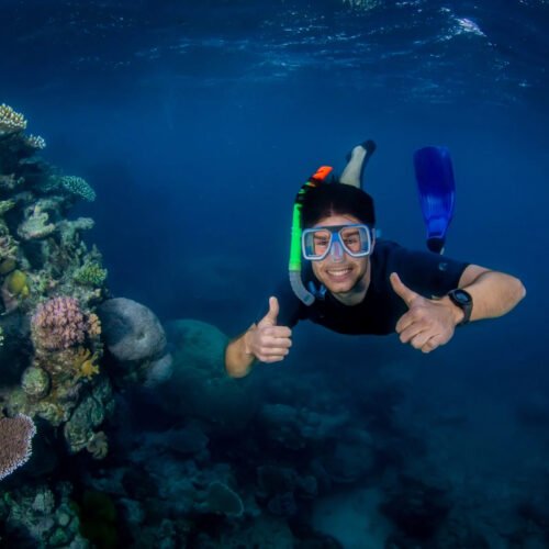 Сноркелинг у красных скал острова Даенг в Андаманском море