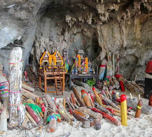 Пещера Принцессы Прананг со stalactites и традиционным святилищем в Краби