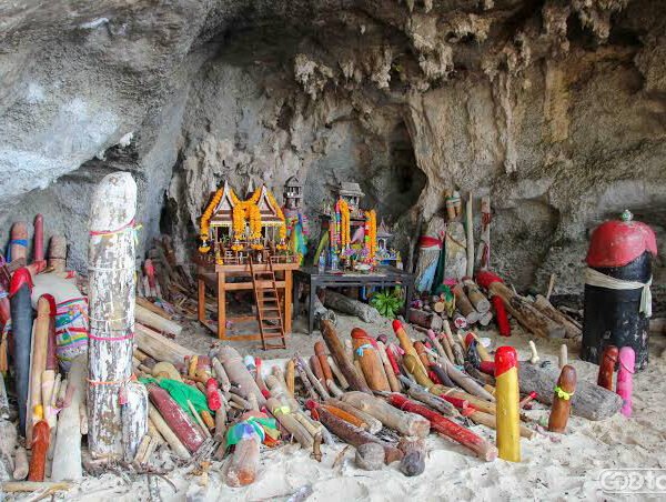 Пещера Принцессы Прананг со stalactites и традиционным святилищем в Краби