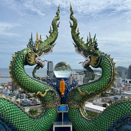Вид на город Сирача и Сиамский залив со смотровой площадки Samnaksong Khao Phra Khru