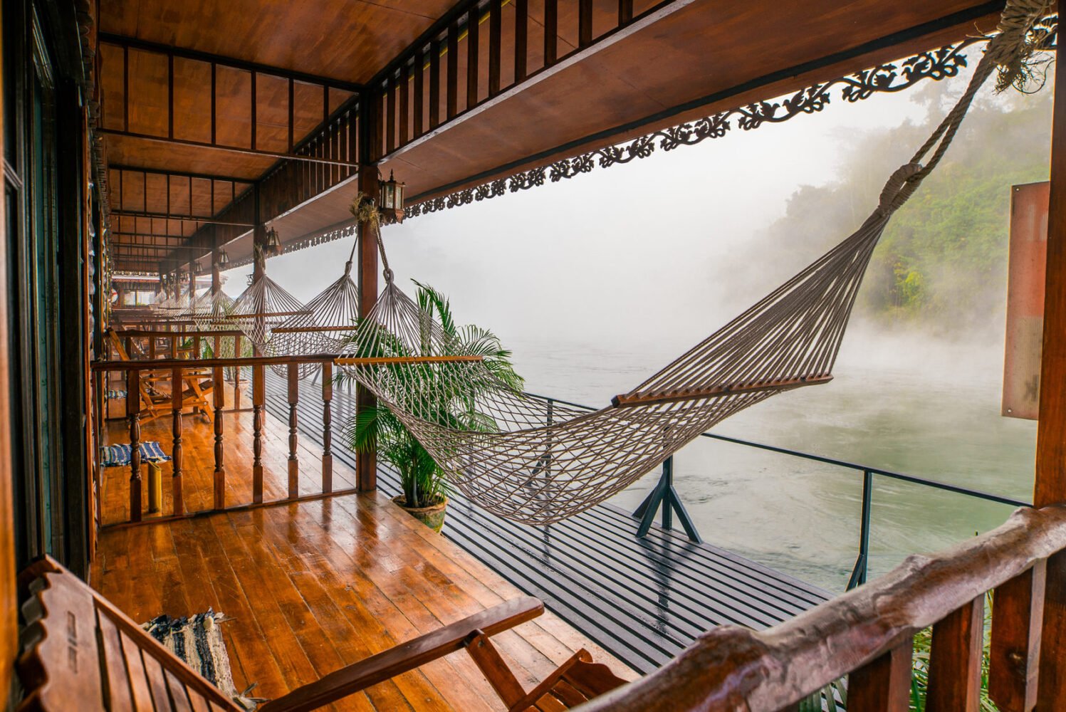 Плавучие деревянные домики отеля Sweet Garden River Kwai Resort на глади реки