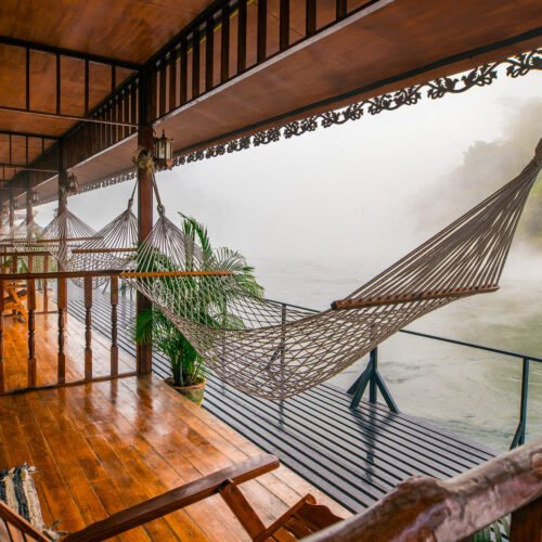 Плавучие деревянные домики отеля Sweet Garden River Kwai Resort на глади реки