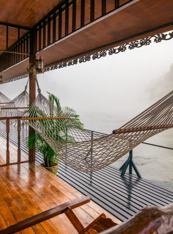 Плавучие деревянные домики отеля Sweet Garden River Kwai Resort на глади реки