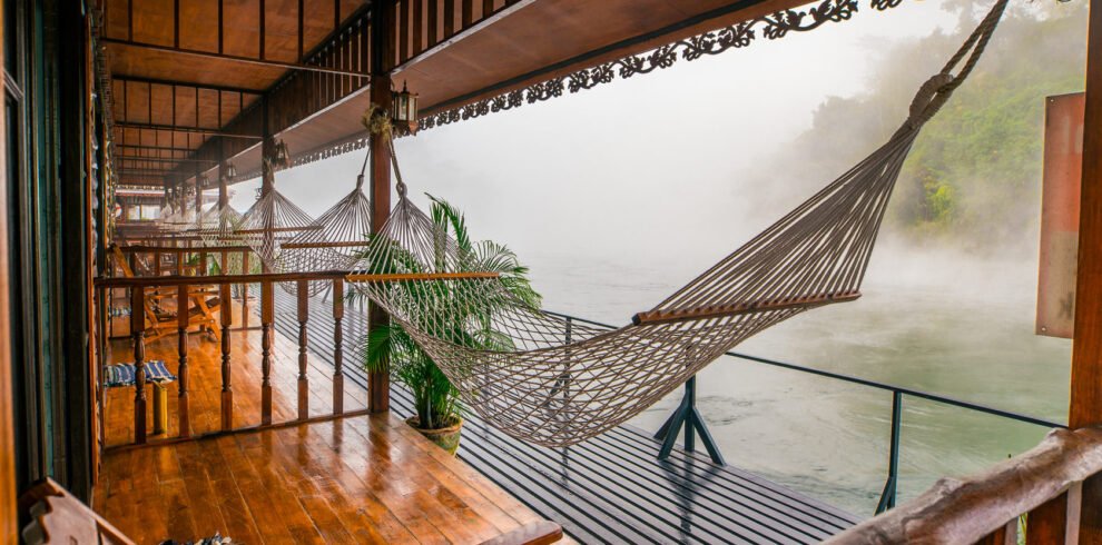 Плавучие деревянные домики отеля Sweet Garden River Kwai Resort на глади реки
