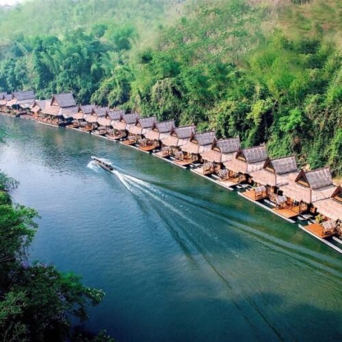 Плавучие деревянные домики отеля Sweet Garden River Kwai Resort на глади реки