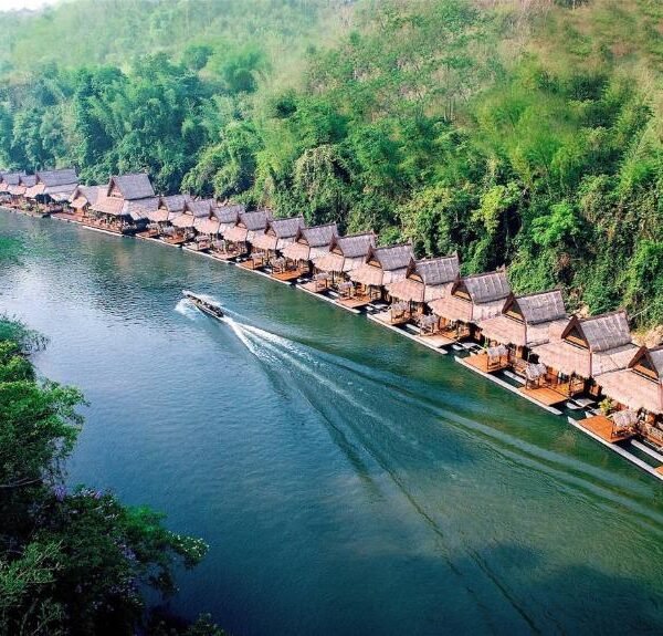 Плавучие деревянные домики отеля Sweet Garden River Kwai Resort на глади реки