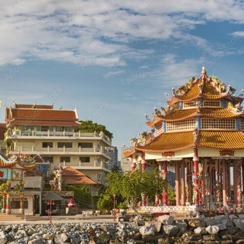 Храмовый комплекс Wat Koh Loi на небольшом острове возле побережья Сирачи