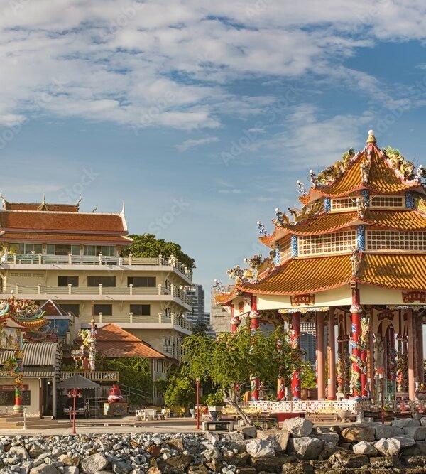Храмовый комплекс Wat Koh Loi на небольшом острове возле побережья Сирачи