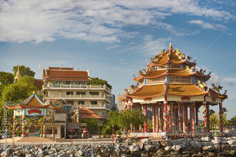 Храмовый комплекс Wat Koh Loi на небольшом острове возле побережья Сирачи