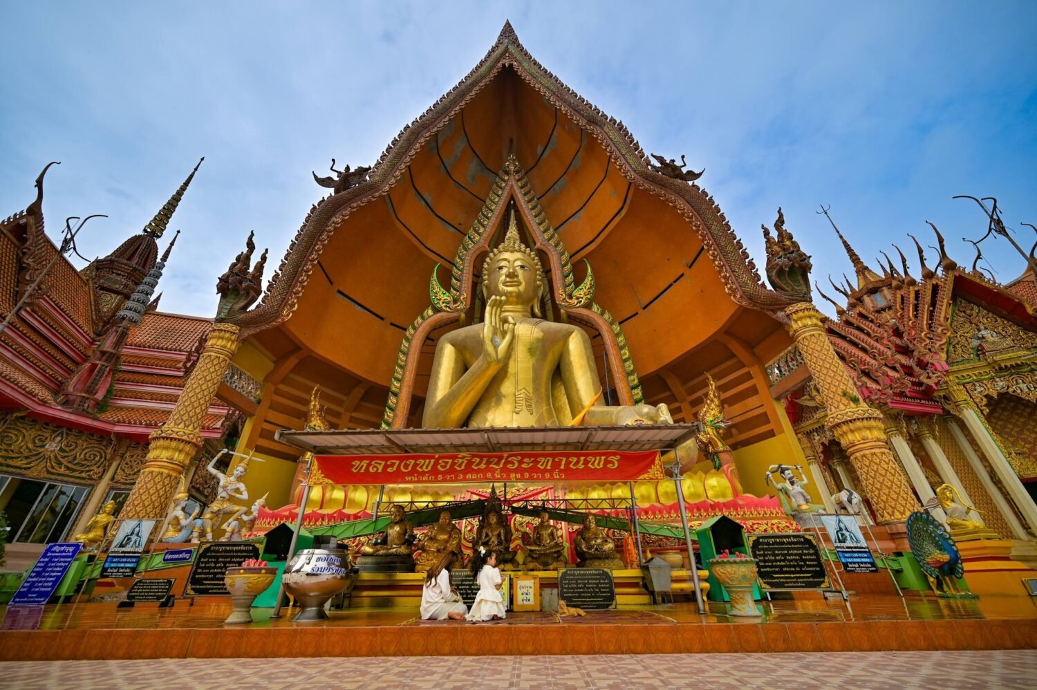 Величественный храм Wat Tham Suea и гигантская статуя Будды на холме в Канчанабури