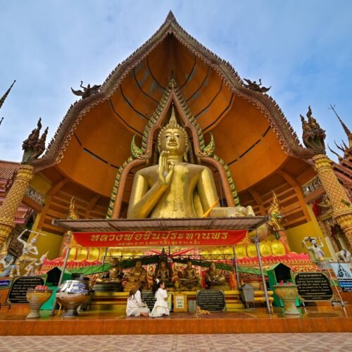 Величественный храм Wat Tham Suea и гигантская статуя Будды на холме в Канчанабури
